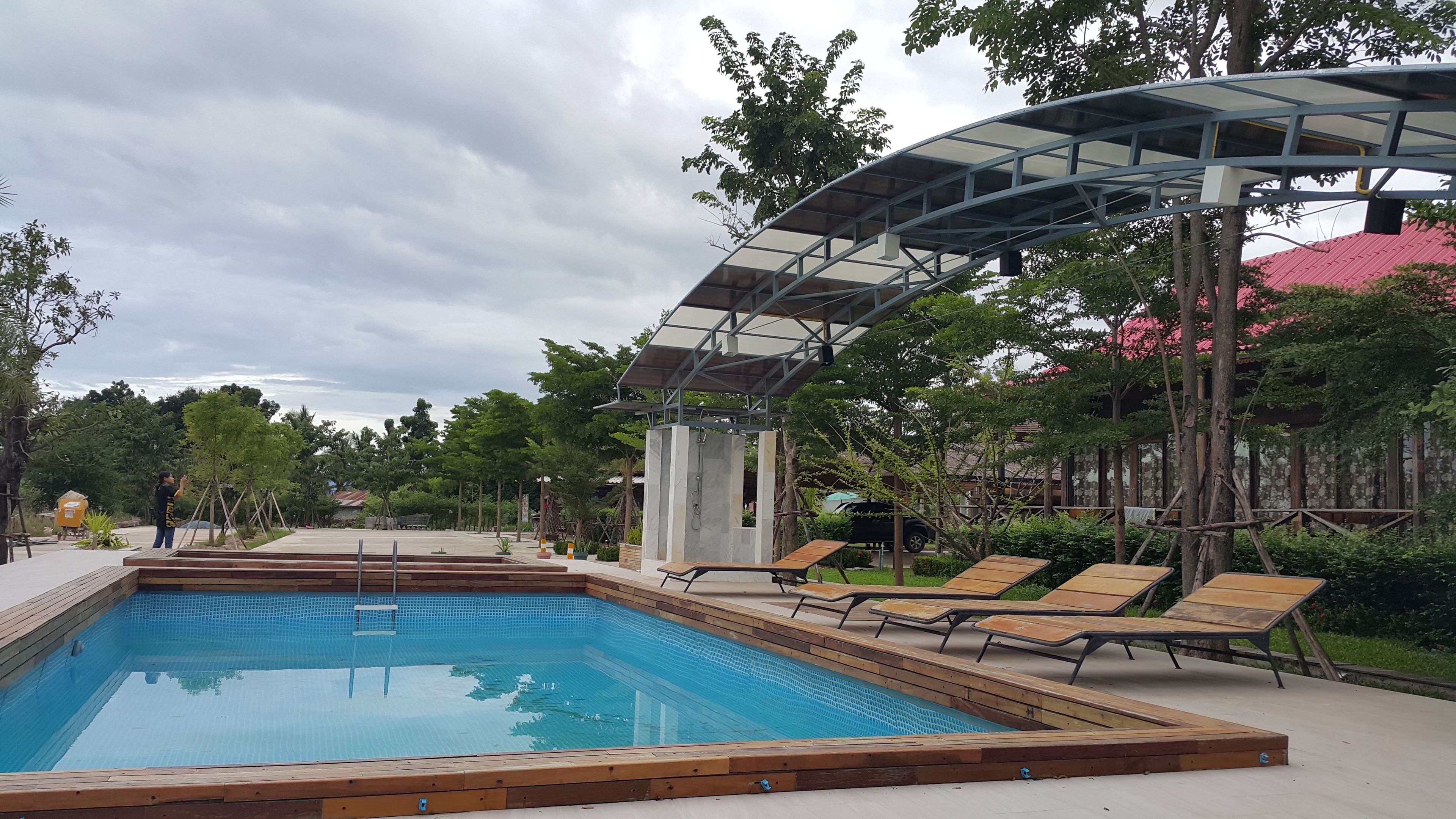 Alberca al aire libre y camastros 