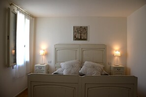 Schreibtisch, Verdunkelungsvorhänge, Bügeleisen/Bügelbrett