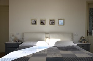 Schreibtisch, Verdunkelungsvorhänge, Bügeleisen/Bügelbrett