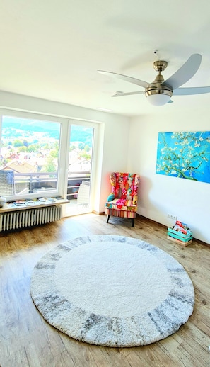 Appartement luxueux, 1 chambre, balcon, vue sur la montagne | Aire de séjour | Téléviseur à écran plat