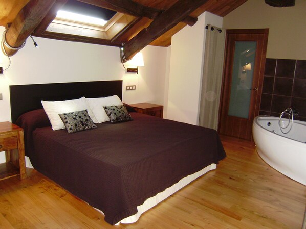 Superior Double Room (Especial) | Desk, blackout curtains, cots/infant beds, free WiFi