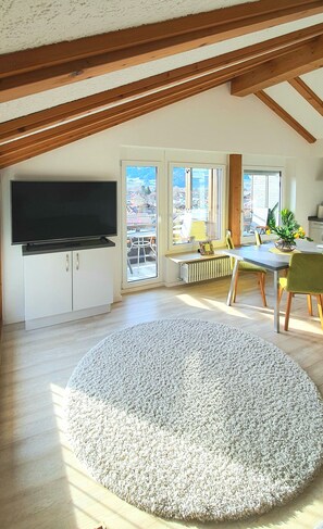zentral gelegene, modern eingerichtete 2 Zimmer Wohnung (64 m²) | Wohnbereich