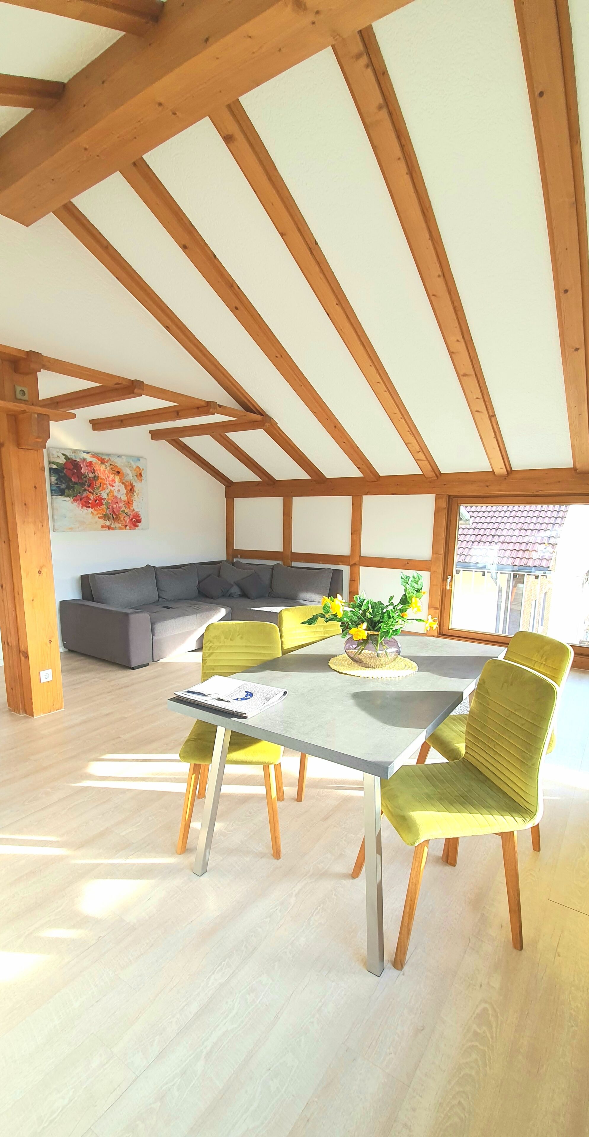zentral gelegene, modern eingerichtete 2 Zimmer Wohnung (64 m²) | Wohnbereich | Flachbildfernseher