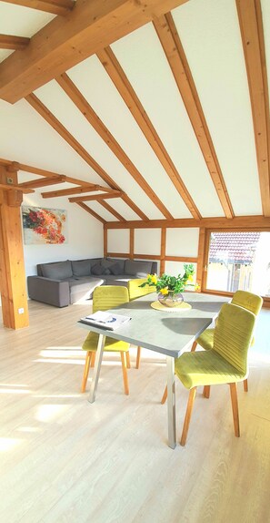 centrally located, modernly furnished 2 rooms apartment (64 m²) | Living area | Flat-screen TV - Sanosueno 1 - Traumhafter Bergblick (Sonthofen)