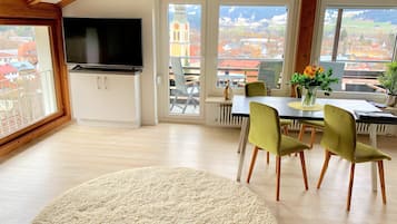 zentral gelegene, modern eingerichtete 2 Zimmer Wohnung (64 mÂČ) | Wohnbereich | Flachbildfernseher