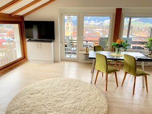 zentral gelegene, modern eingerichtete 2 Zimmer Wohnung (64 m²) | Wohnbereich