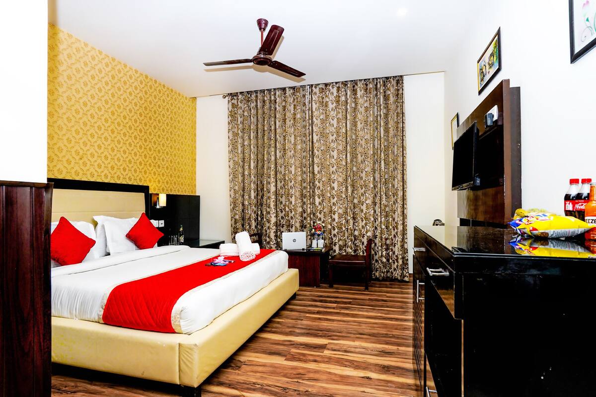 Deluxe Double Room, 1 King Bed, Non Smoking | Premium bedding, in-room safe, soundproofing, WiFi (free)