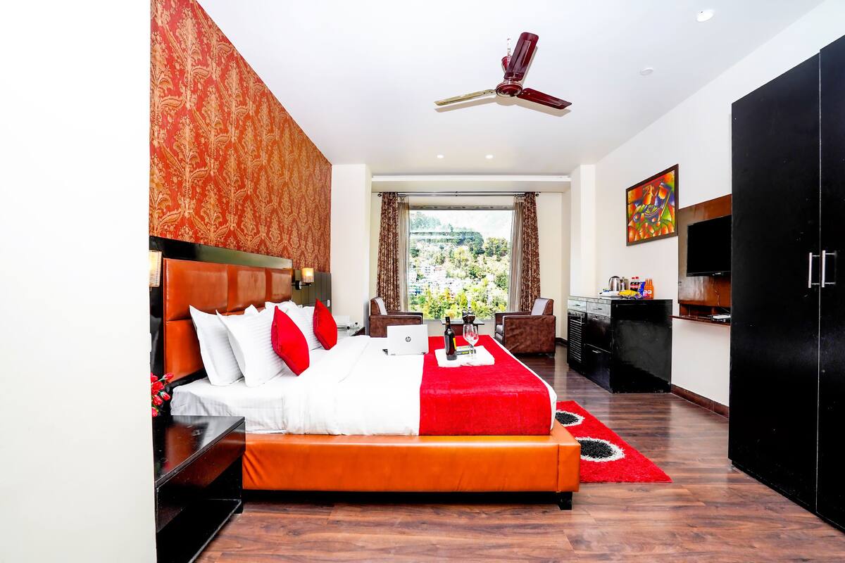 Executive Double Room, Non Smoking | Premium bedding, in-room safe, soundproofing, WiFi (free)
