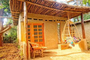 Premium bedding, in-room safe, blackout curtains, soundproofing - Mountain bikes house and Eco bungalow - Hostel (Moshi)