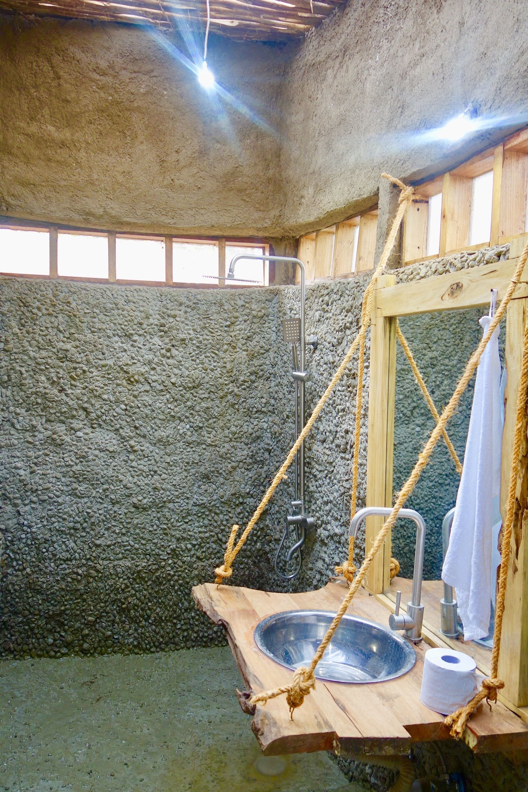 Shower, rainfall showerhead, free toiletries, slippers