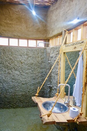 Shower, rainfall showerhead, free toiletries, slippers - Mountain bikes house and Eco bungalow - Hostel (Moshi)