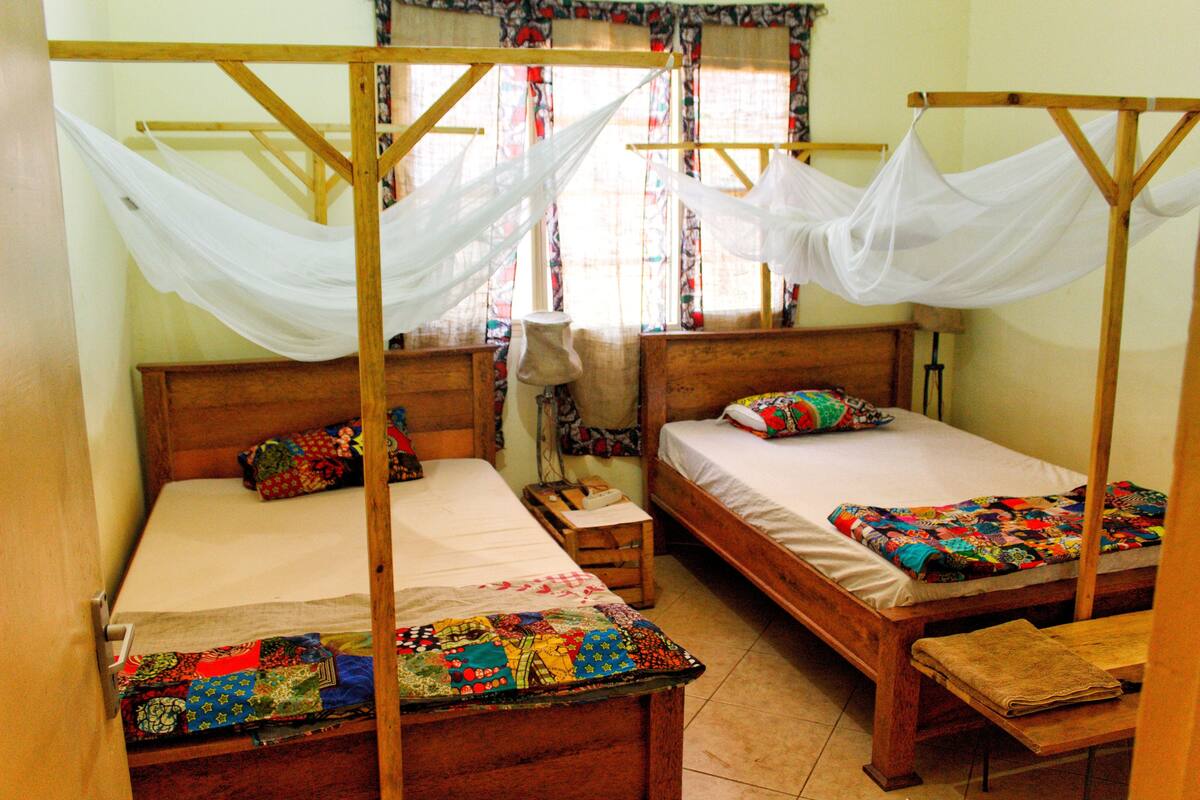 Habitación económica con 2 camas individuales | Ropa de cama de alta calidad y caja de seguridad en la habitación