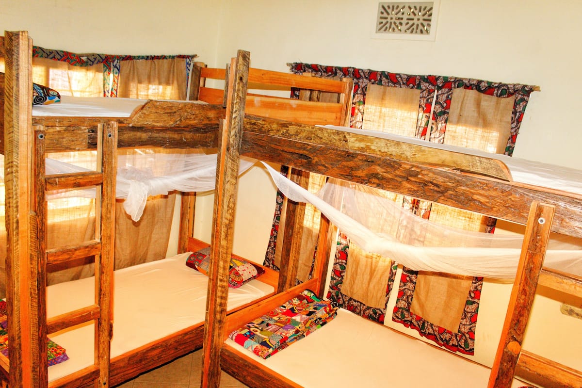 Dormitorio compartido | Ropa de cama de alta calidad y caja de seguridad en la habitación