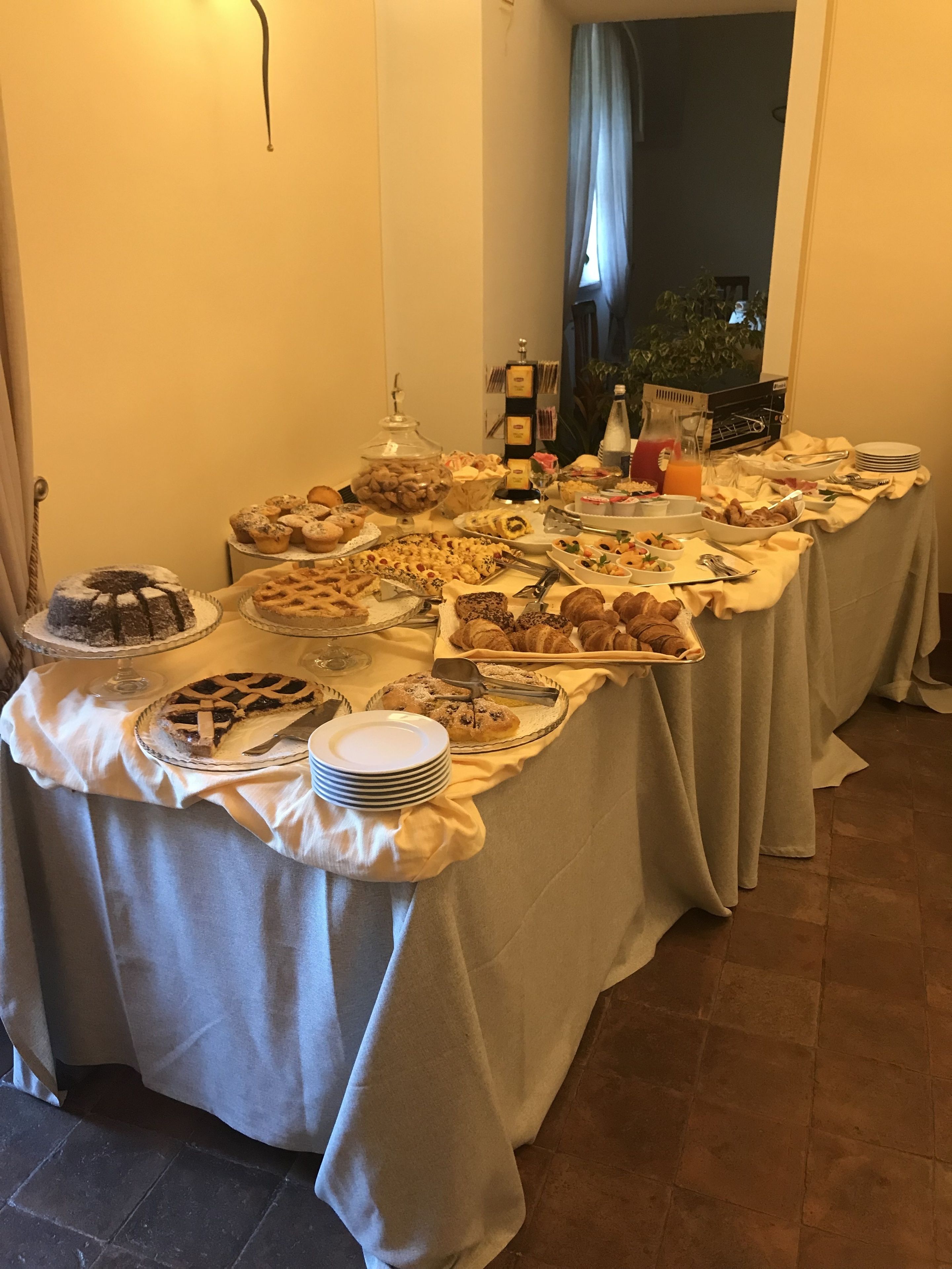 Un tavolo per buffet con diversi dolci e cibi.