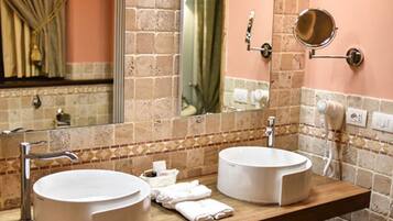 Un bagno con due lavabi, uno specchio e un portasciugamani.