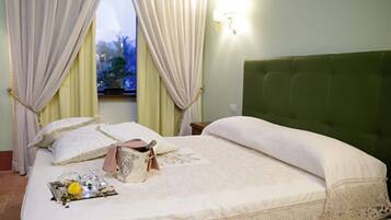 Double Room | Minibar, in-room safe, desk, free WiFi