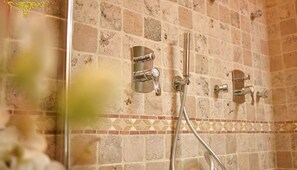 Bathroom shower - Villa Floridiana (Anagni)