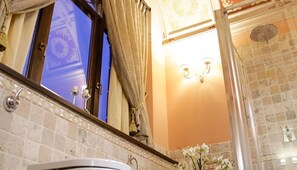 Deluxe Quadruple Room | Bathroom amenities | Shower, free toiletries, hair dryer, bidet - Villa Floridiana (Anagni)