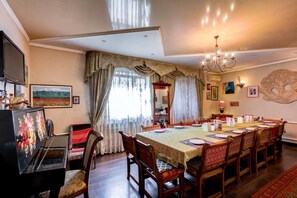 Makan tengah hari dihidangkan, masakan tempatan dan antarabangsa 