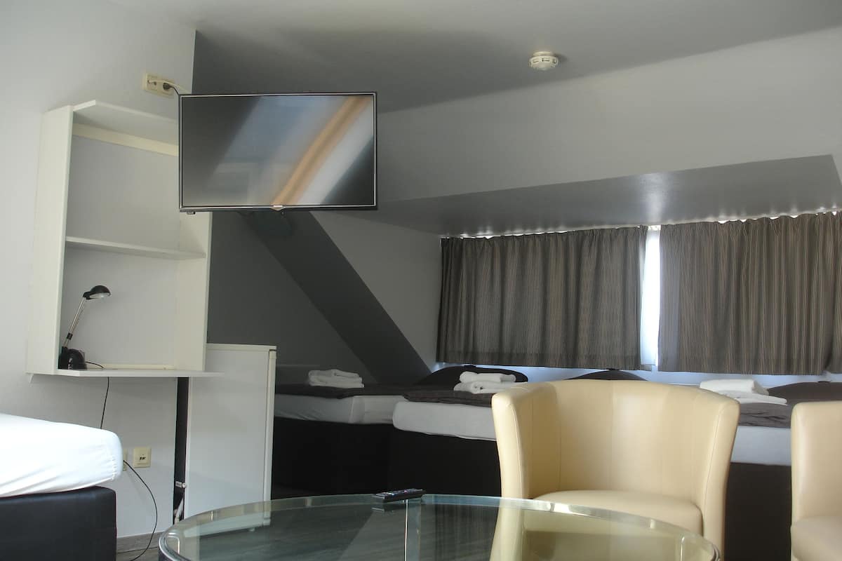 Camera quadrupla | 12 camere, con stile personalizzato, una scrivania, tende oscuranti
