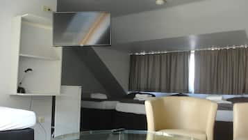 Vierbettzimmer | 12 Schlafzimmer, individuell dekoriert, Schreibtisch