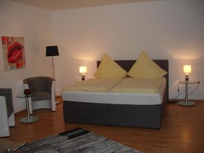 12 Schlafzimmer, individuell dekoriert, Schreibtisch