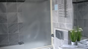 Doppel- oder Zweibettzimmer | Badezimmer | Dusche, kostenlose Toilettenartikel, Haartrockner, Hausschuhe
