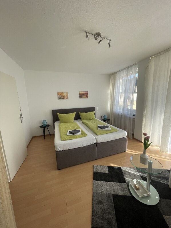 12 habitaciones, decoración personalizada y escritorio 
