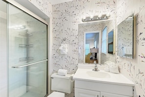 Combined shower/tub, hair dryer, towels