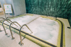 Un jacuzzi con un letrero que indica que pertenece a una cadena hotelera internacional.