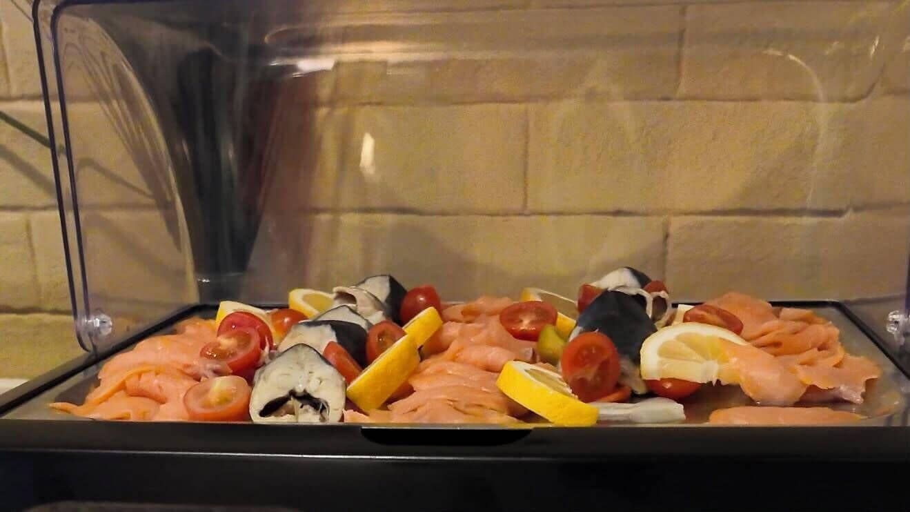 Un bufé con diversas carnes y verduras.