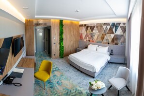 Ropa de cama de alta calidad y caja de seguridad en la habitación