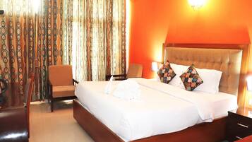 Deluxe Room | 1 bedroom, Egyptian cotton sheets, hypo-allergenic bedding