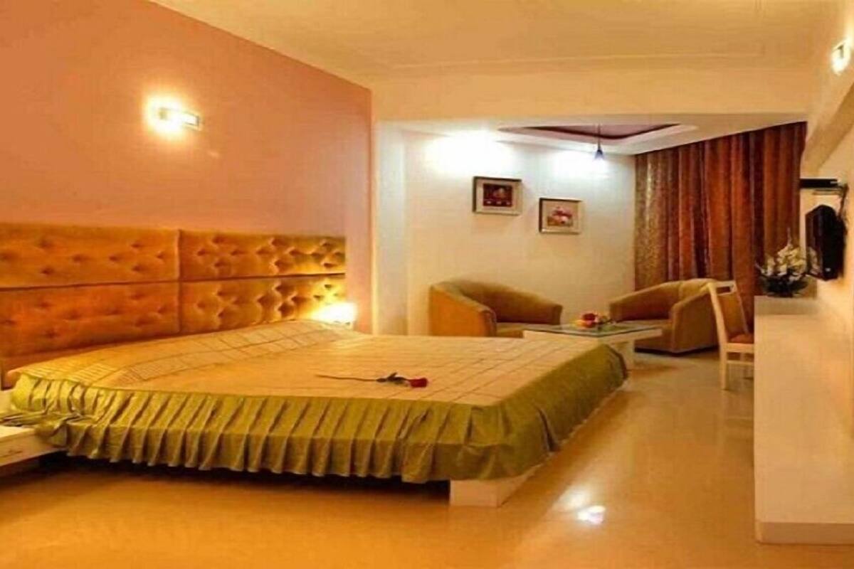 Executive Room | 1 bedroom, Egyptian cotton sheets, hypo-allergenic bedding available