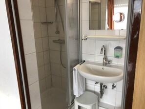 Shower, hair dryer, towels - Hotel-Restaurant Reher Hof (Hagen)