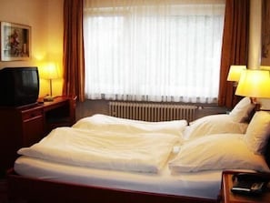 Blackout drapes, free WiFi, bed sheets - Hotel-Restaurant Reher Hof (Hagen)