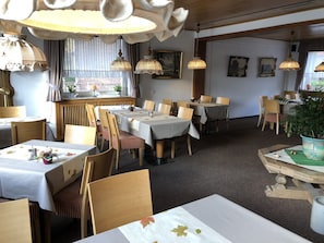 Se ofrece un desayuno continental (4.00 EUR por persona)