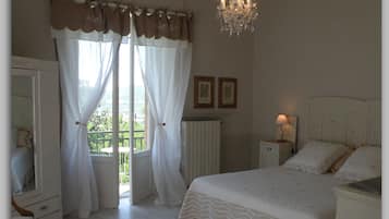 Habitación romántica doble, varias camas | Wifi gratis y ropa de cama