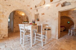 Dining - Trulli Santa Maria dei Grani: Trulli with private pool, Pet Friendly (Ceglie Messapica)