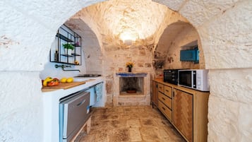 Jääkaappi, mikroaaltouuni, uuni, liesi