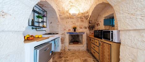 ثلاجة، ميكروويف، فرن، موقد طهي مسطح