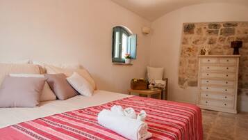2 bedrooms, iron/ironing board, travel cot, free WiFi