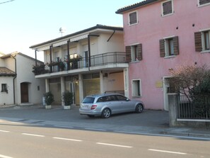 Tempat letak kenderaan sendiri percuma