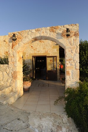 المنشأة من الخارج