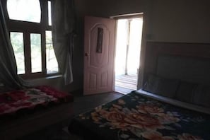 Quarto triplo básico | Escrivaninha, quartos à prova de som, Wi-Fi de cortesia