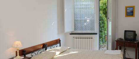 Double or Twin Room | Desk, WiFi (free), bed sheets