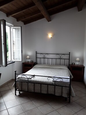 Desk, free WiFi, bed sheets - Hotel Paese Corvara (Beverino)