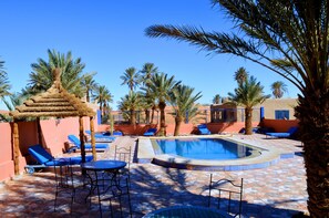 Outdoor pool, pool loungers - Auberge Les Roches (Taouz)