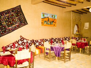 Se sirven desayunos, almuerzos y cenas; cocina marroquí