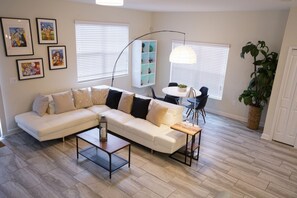 Townhome Deluxe - 5 sovrum | Vardagsrum | Platt-tv